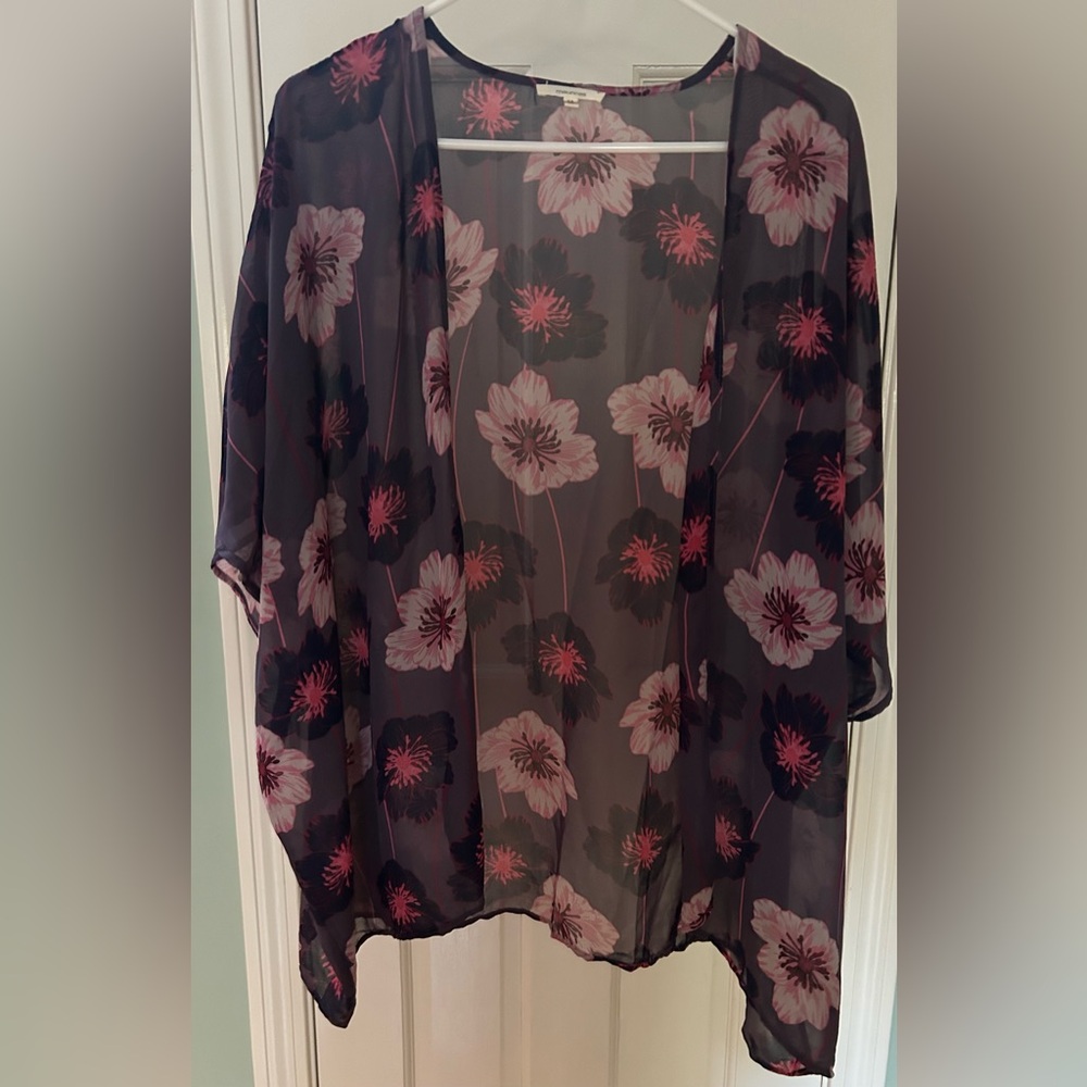Women’s Maurices Medium Pink and Black Sheer Floral Flowy Kimono